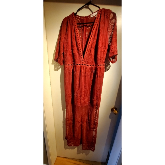 Low V neck lace romper - Picture 2 of 2